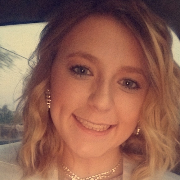 Meet your Posher, Hailey - Picture 1 of 1